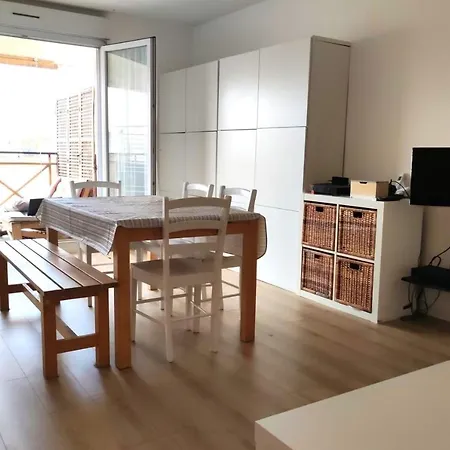 Bright With Terrace 아파트